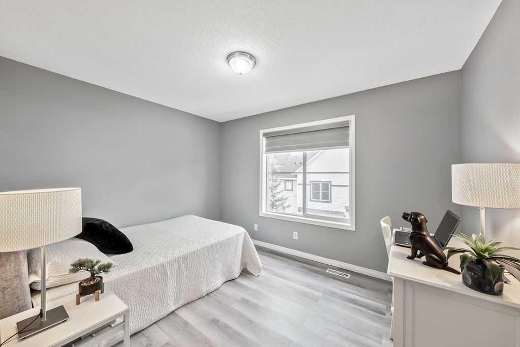 126 Everhollow Heights Sw, Calgary, AB - Indoor Photo Showing Bedroom