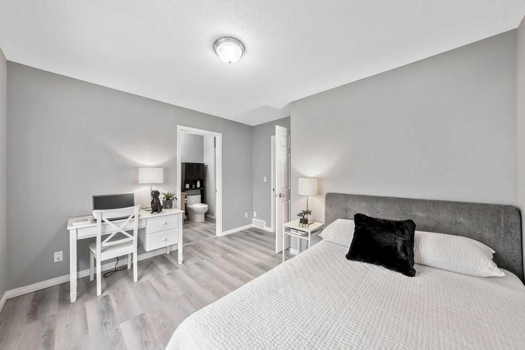 126 Everhollow Heights Sw, Calgary, AB - Indoor Photo Showing Bedroom