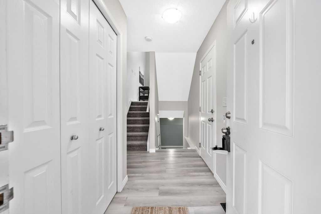 126 Everhollow Heights Sw, Calgary, AB - Indoor Photo Showing Other Room