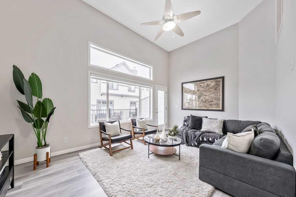 126 Everhollow Heights Sw, Calgary, AB - Indoor Photo Showing Living Room