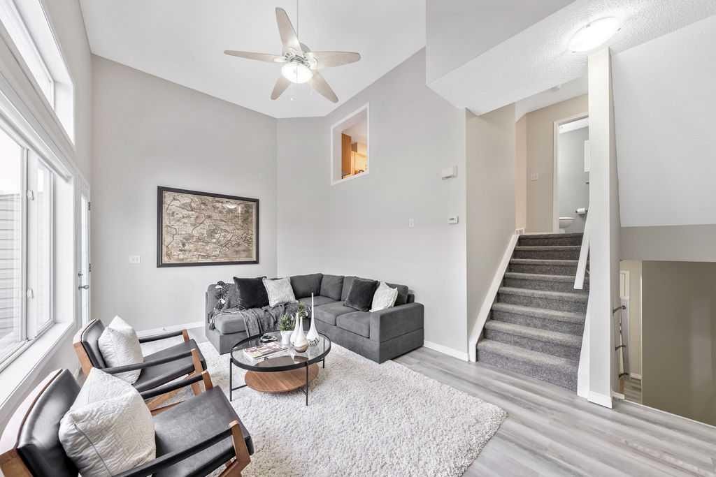 126 Everhollow Heights Sw, Calgary, AB - Indoor Photo Showing Other Room