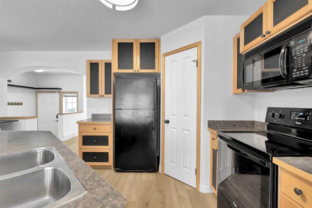 89 Covebrook Place Ne, Calgary, AB - Indoor Photo Showing Kitchen With Double Sink