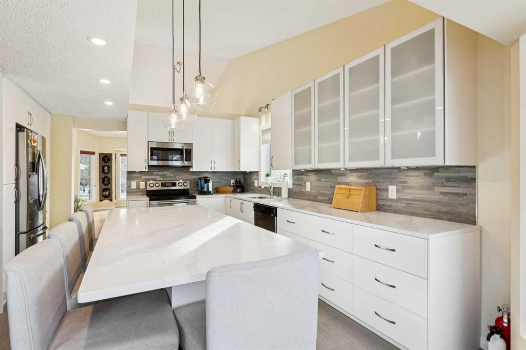 181 Woodford Drive Sw, Calgary, AB - Indoor Photo Showing Kitchen With Upgraded Kitchen