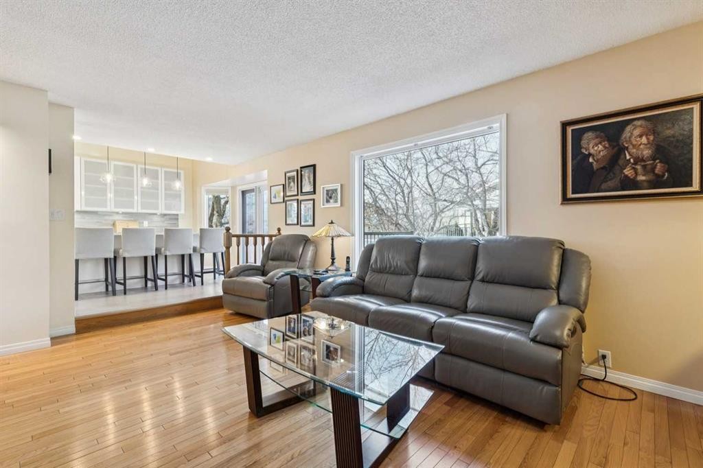 181 Woodford Drive Sw, Calgary, AB - Indoor Photo Showing Living Room