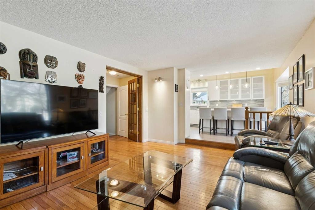 181 Woodford Drive Sw, Calgary, AB - Indoor Photo Showing Living Room