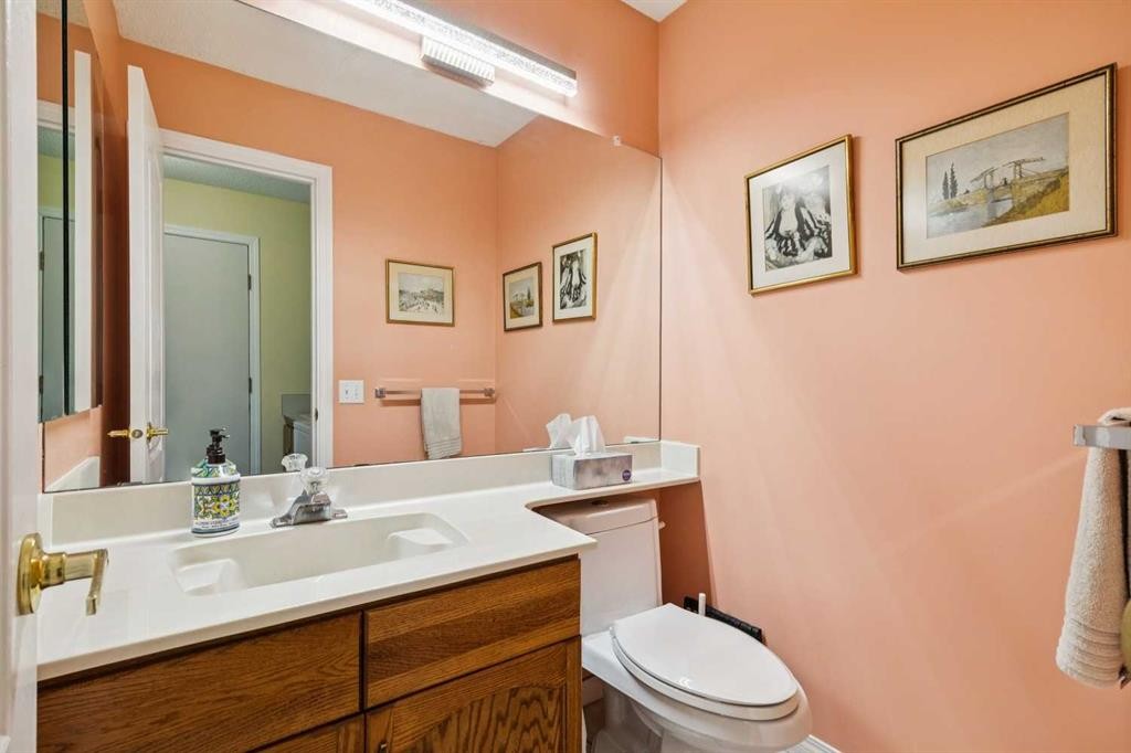 181 Woodford Drive Sw, Calgary, AB - Indoor Photo Showing Bathroom