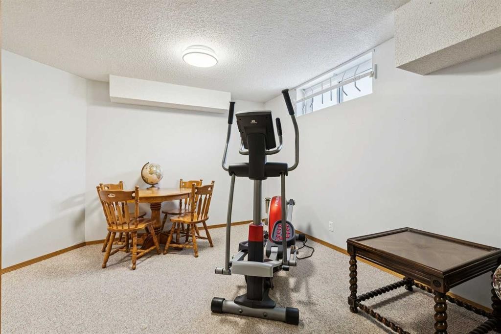 181 Woodford Drive Sw, Calgary, AB - Indoor