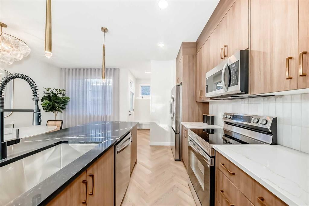 285 Cobblestone Gate, Airdrie, AB - Indoor Photo Showing Kitchen With Upgraded Kitchen