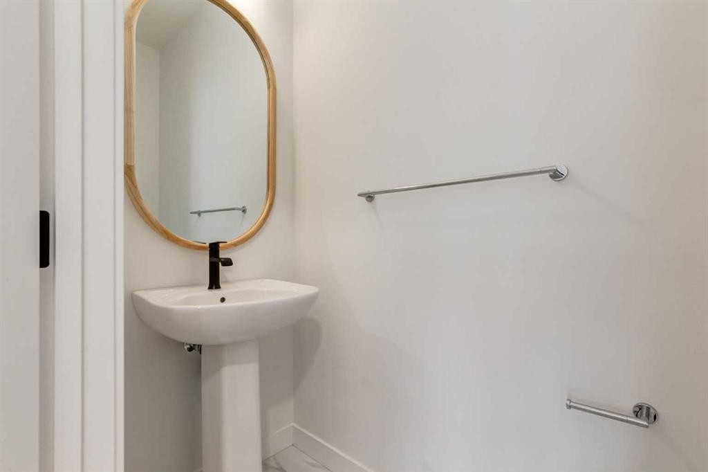 86 Agate Road, Cochrane, AB - Indoor Photo Showing Bathroom