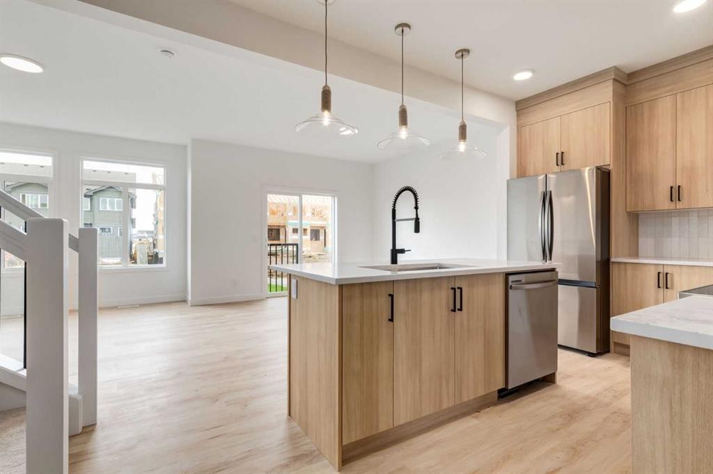 86 Agate Road, Cochrane, AB - Indoor Photo Showing Kitchen With Upgraded Kitchen
