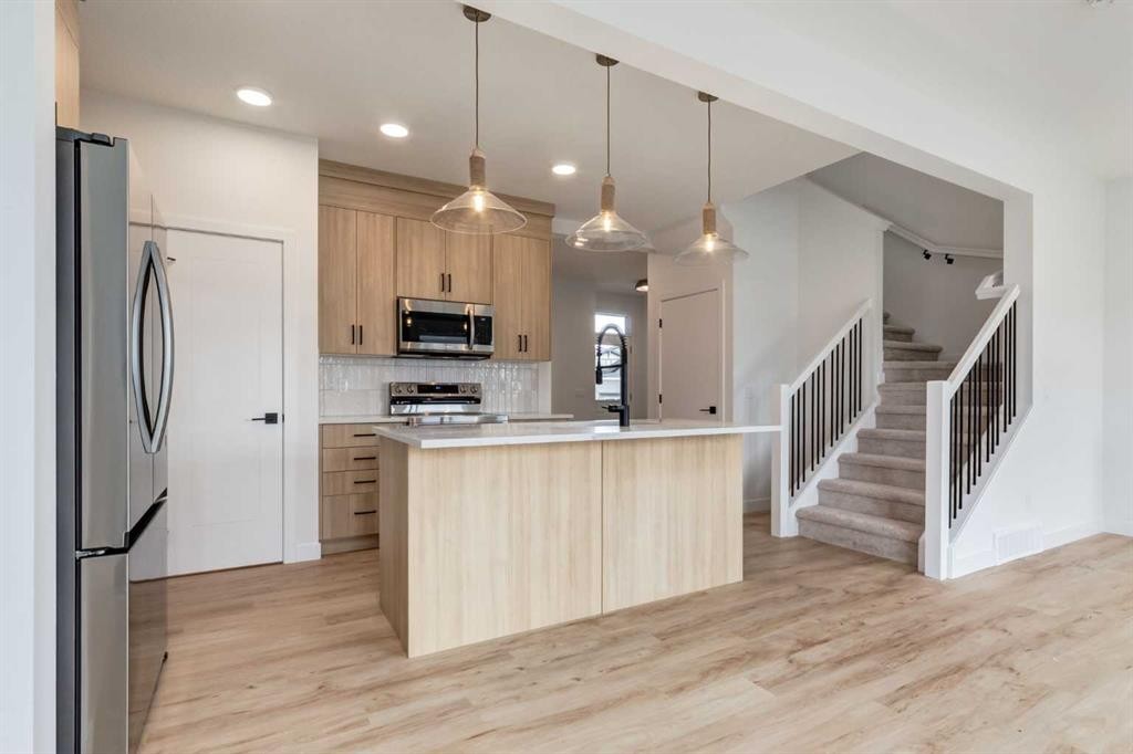 86 Agate Road, Cochrane, AB - Indoor Photo Showing Kitchen With Upgraded Kitchen