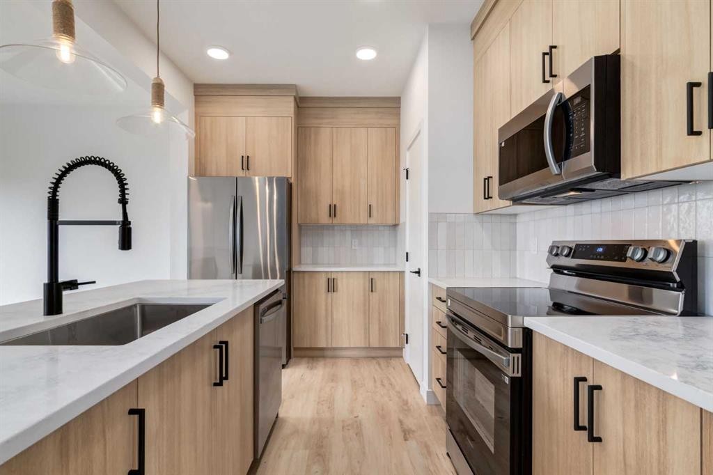 86 Agate Road, Cochrane, AB - Indoor Photo Showing Kitchen With Upgraded Kitchen