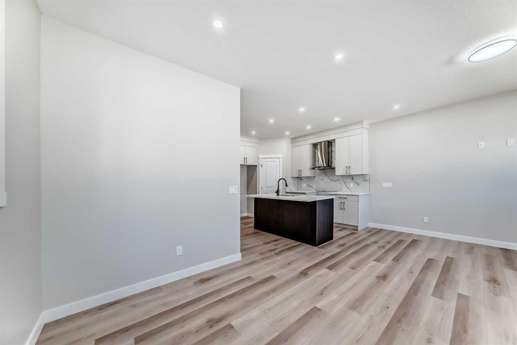 112 Belvedere Park Se, Calgary, AB - Indoor Photo Showing Kitchen