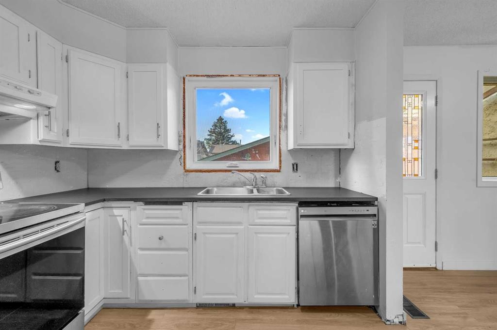 172 Templehill Drive Ne, Calgary, AB - Indoor Photo Showing Kitchen With Double Sink