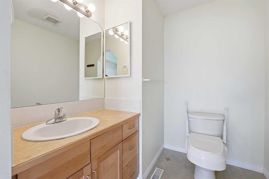 21-33 Stonegate Drive Nw, Airdrie, AB - Indoor Photo Showing Bathroom