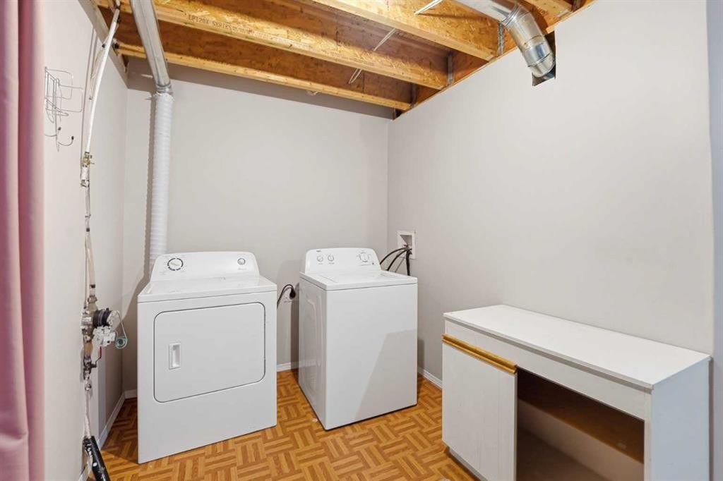 21-33 Stonegate Drive Nw, Airdrie, AB - Indoor Photo Showing Laundry Room