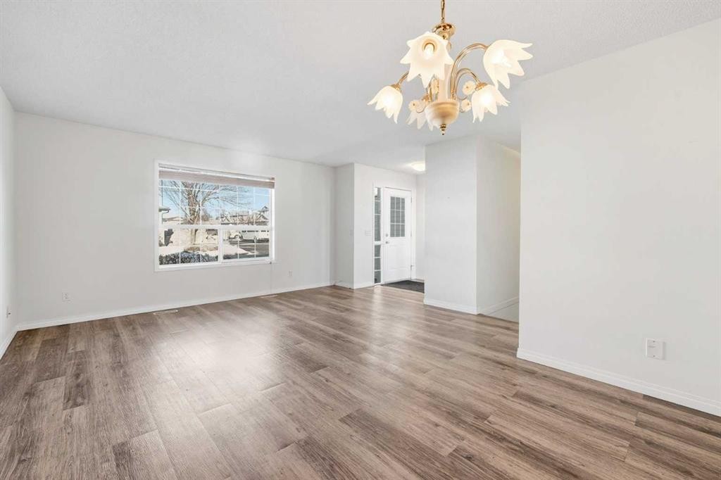 21-33 Stonegate Drive Nw, Airdrie, AB - Indoor Photo Showing Living Room