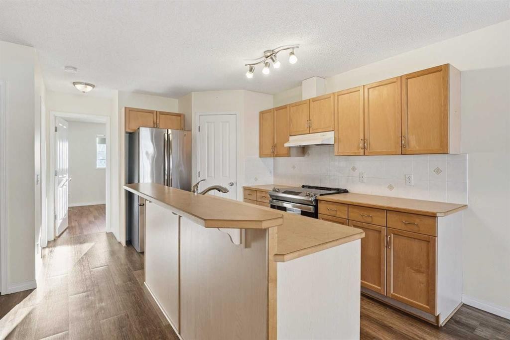 21-33 Stonegate Drive Nw, Airdrie, AB - Indoor Photo Showing Kitchen