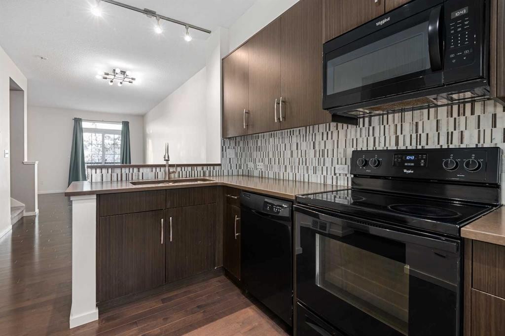 111 Ascot Point Sw, Calgary, AB - Indoor Photo Showing Kitchen