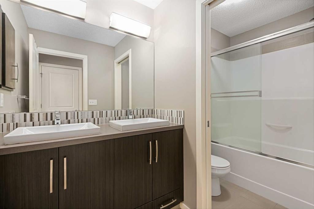 111 Ascot Point Sw, Calgary, AB - Indoor Photo Showing Bathroom
