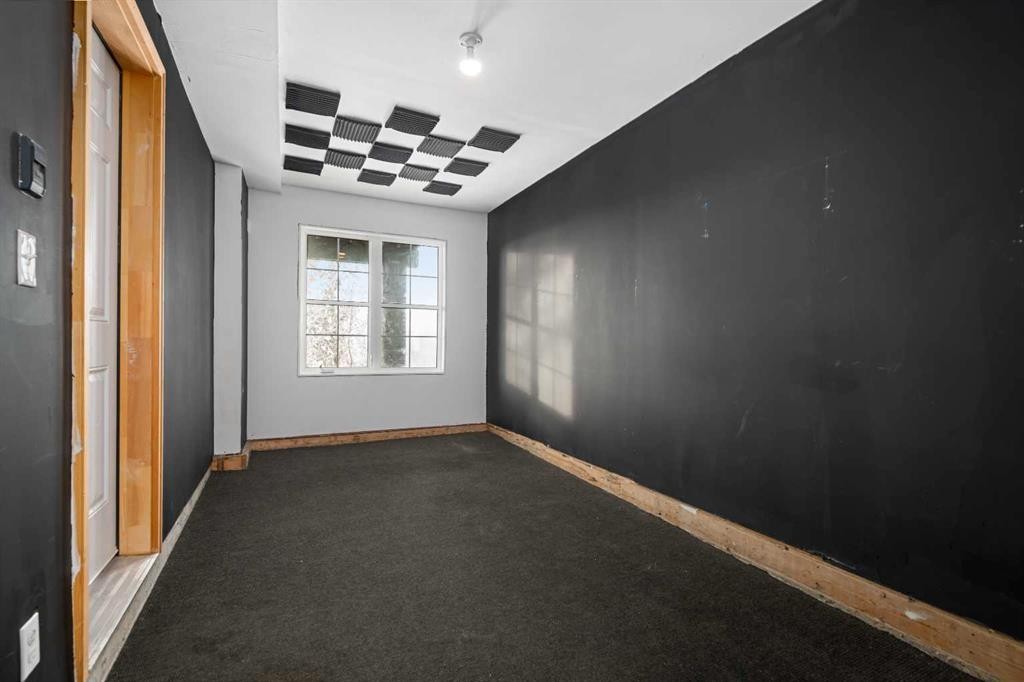 111 Ascot Point Sw, Calgary, AB - Indoor Photo Showing Other Room