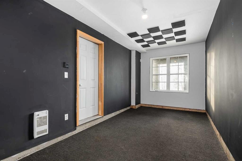 111 Ascot Point Sw, Calgary, AB - Indoor Photo Showing Other Room