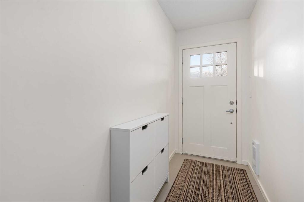 111 Ascot Point Sw, Calgary, AB - Indoor Photo Showing Other Room