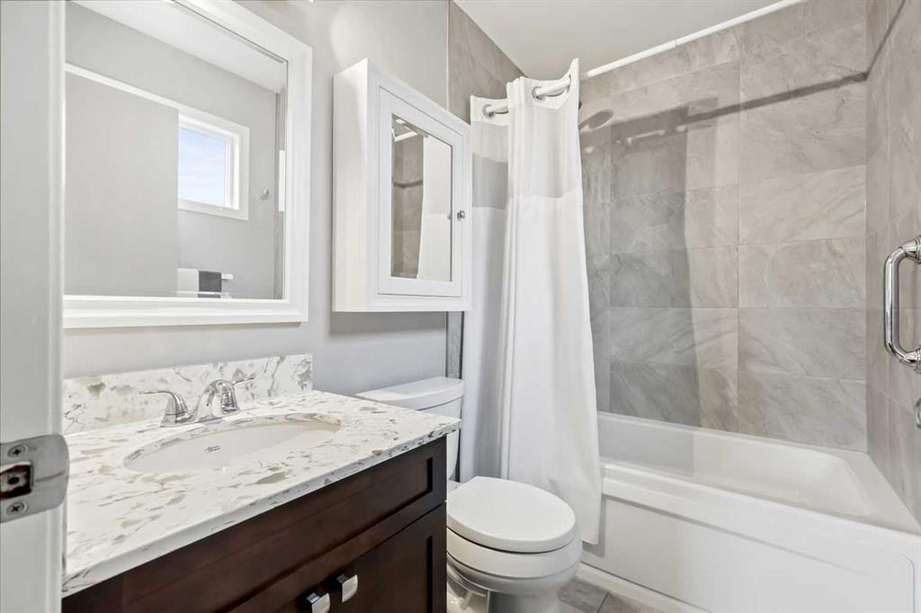 103 Sandarac Place Nw, Calgary, AB - Indoor Photo Showing Bathroom