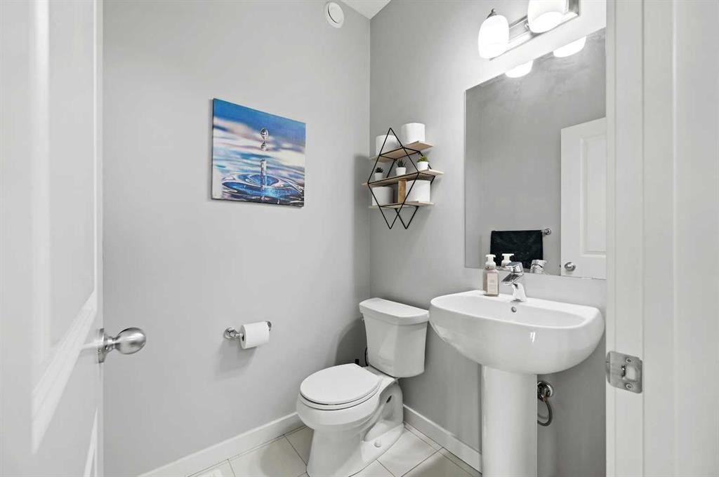 798 Walden Drive Se, Calgary, AB - Indoor Photo Showing Bathroom