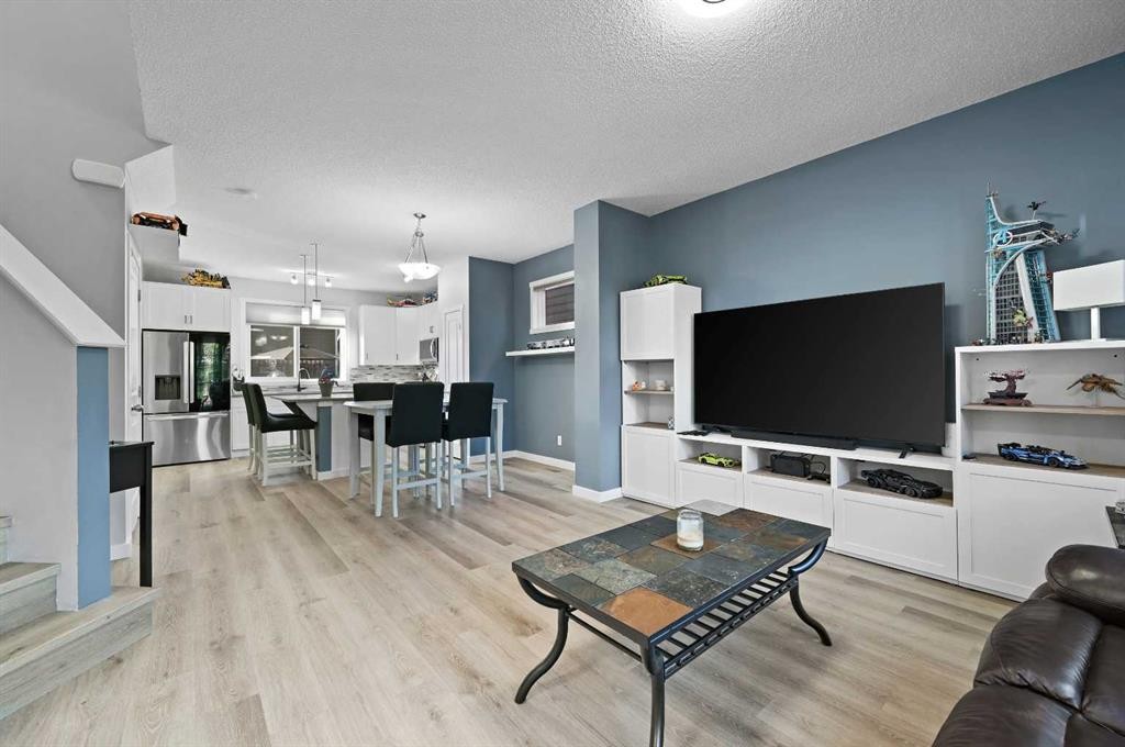 798 Walden Drive Se, Calgary, AB - Indoor Photo Showing Living Room
