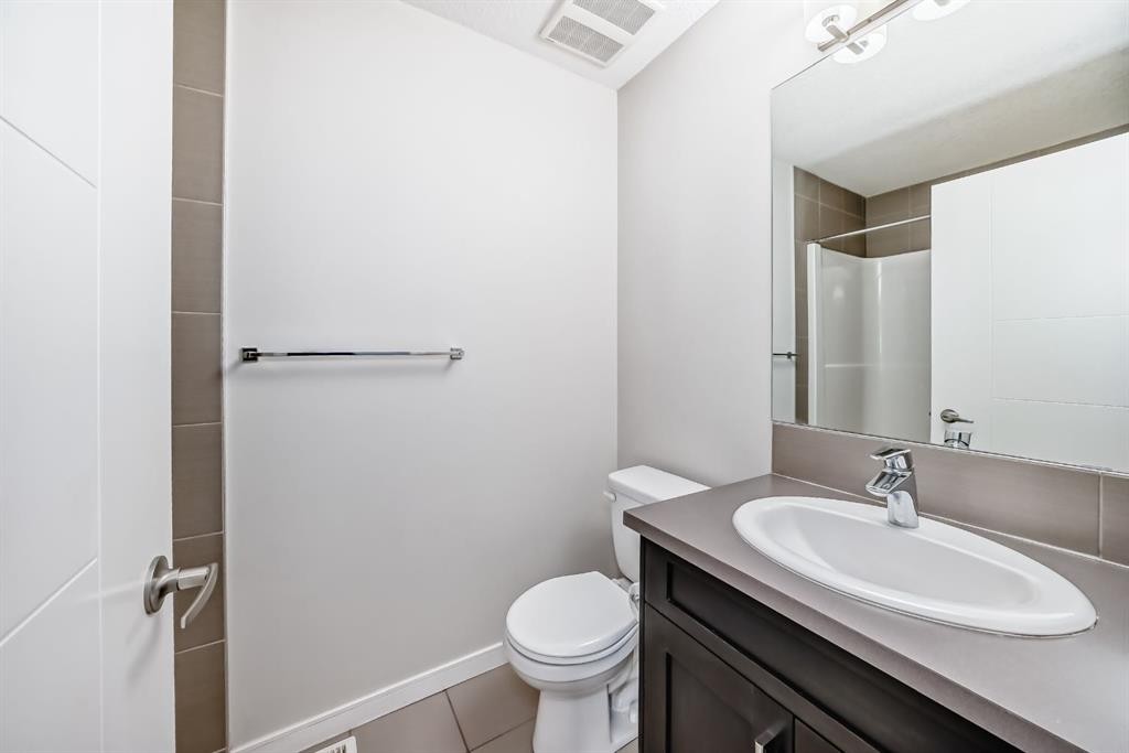 35 Nolan Hill Boulevard, Calgary, AB - Indoor Photo Showing Bathroom