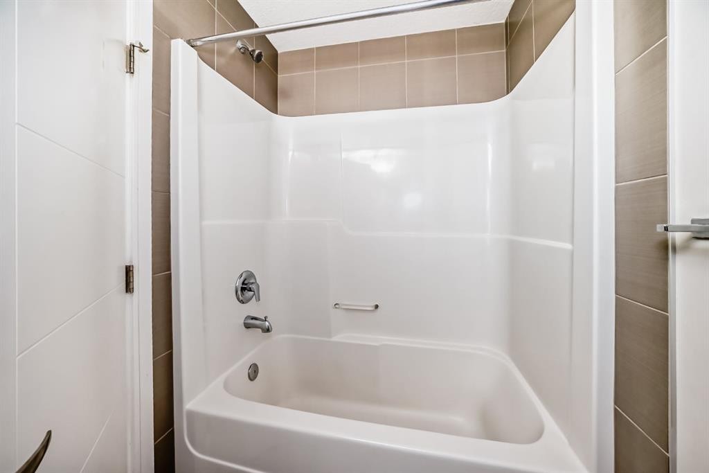 35 Nolan Hill Boulevard, Calgary, AB - Indoor Photo Showing Bathroom