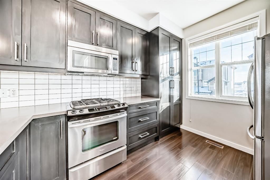 35 Nolan Hill Boulevard, Calgary, AB - Indoor Photo Showing Kitchen With Upgraded Kitchen