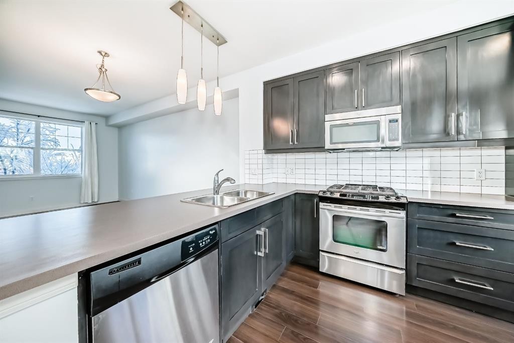 35 Nolan Hill Boulevard, Calgary, AB - Indoor Photo Showing Kitchen With Double Sink With Upgraded Kitchen