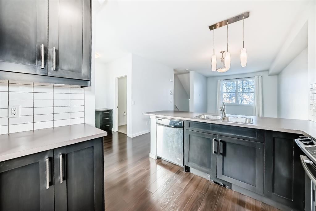 35 Nolan Hill Boulevard, Calgary, AB - Indoor Photo Showing Kitchen With Upgraded Kitchen