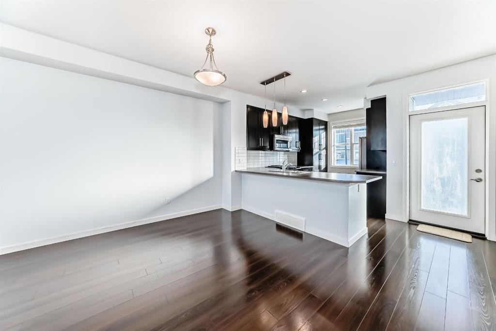 35 Nolan Hill Boulevard, Calgary, AB - Indoor Photo Showing Kitchen