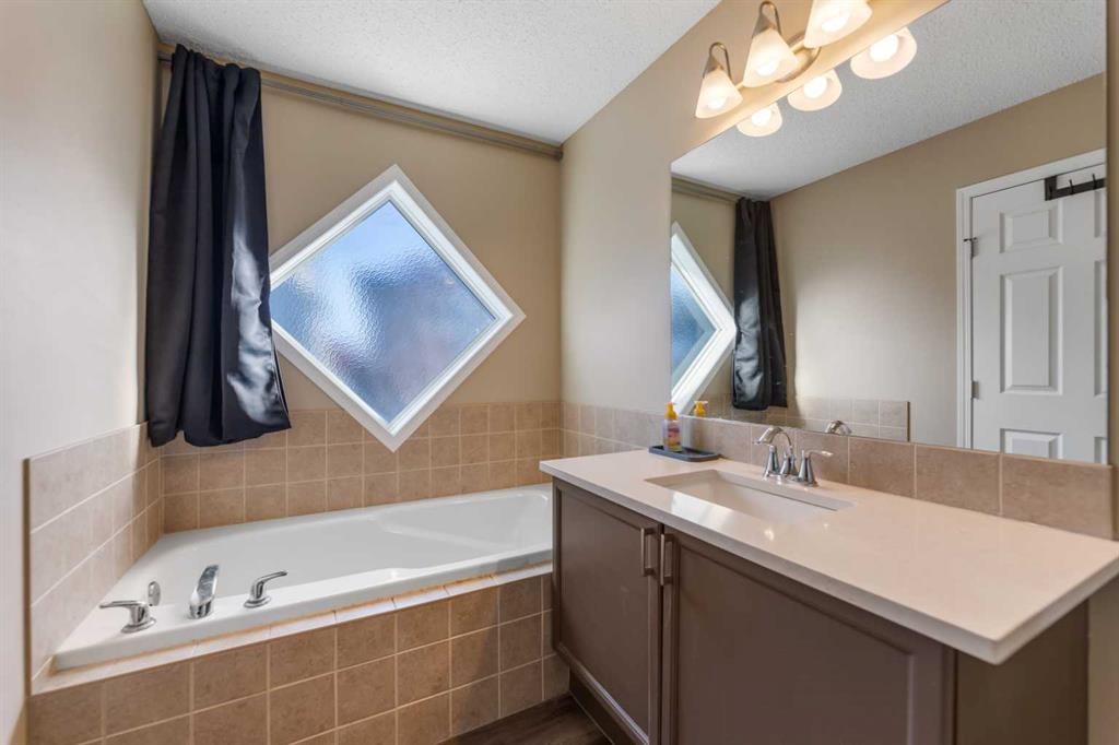 8 Copperfield Manor Se, Calgary, AB - Indoor Photo Showing Bathroom