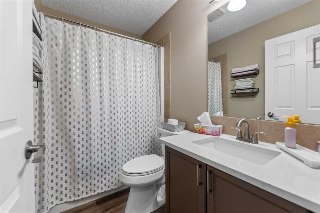 8 Copperfield Manor Se, Calgary, AB - Indoor Photo Showing Bathroom