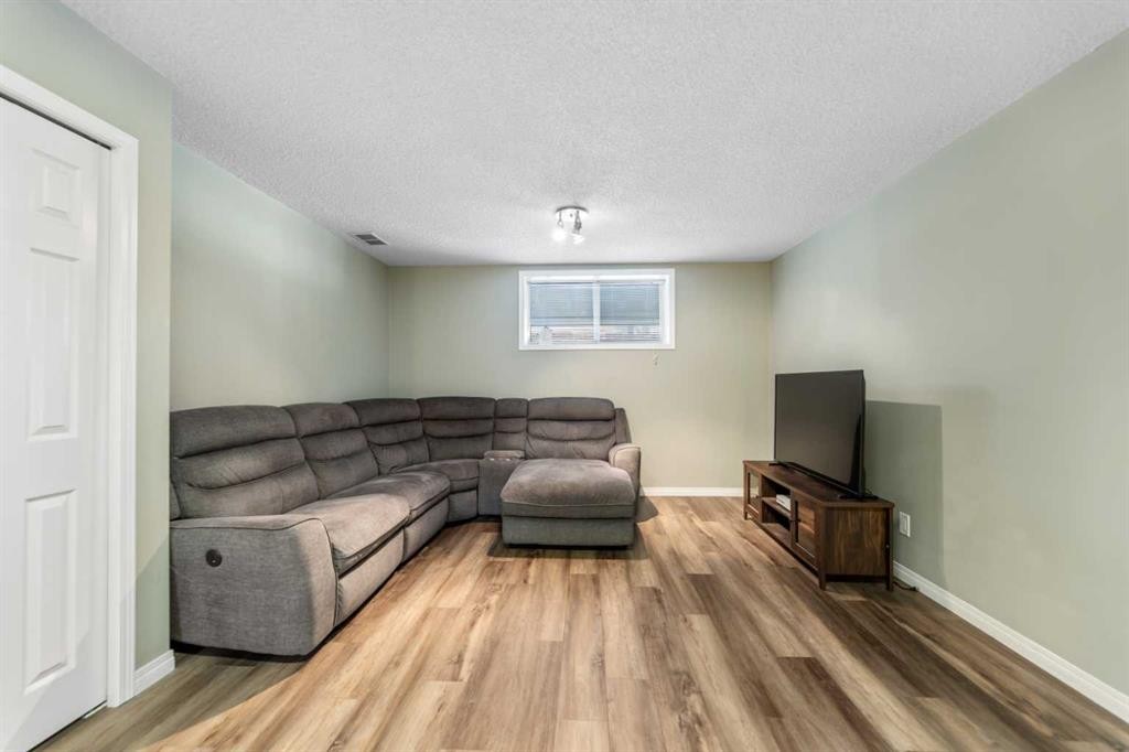 8 Copperfield Manor Se, Calgary, AB - Indoor
