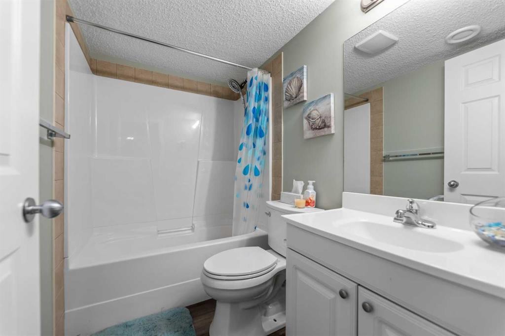 8 Copperfield Manor Se, Calgary, AB - Indoor Photo Showing Bathroom