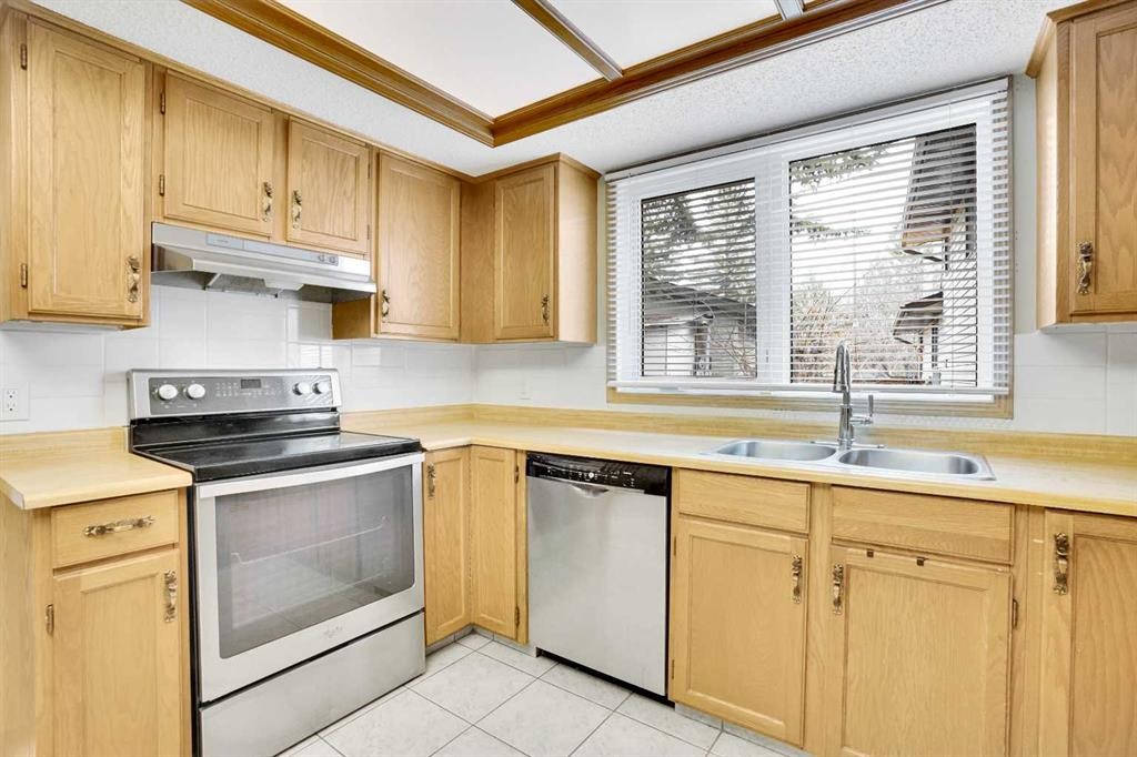 14691 Deer Ridge Drive Se, Calgary, AB - Indoor Photo Showing Kitchen With Double Sink
