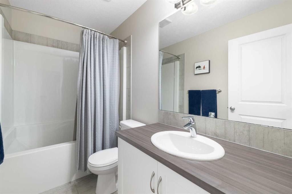 211 Evanscrest Way Nw, Calgary, AB - Indoor Photo Showing Bathroom
