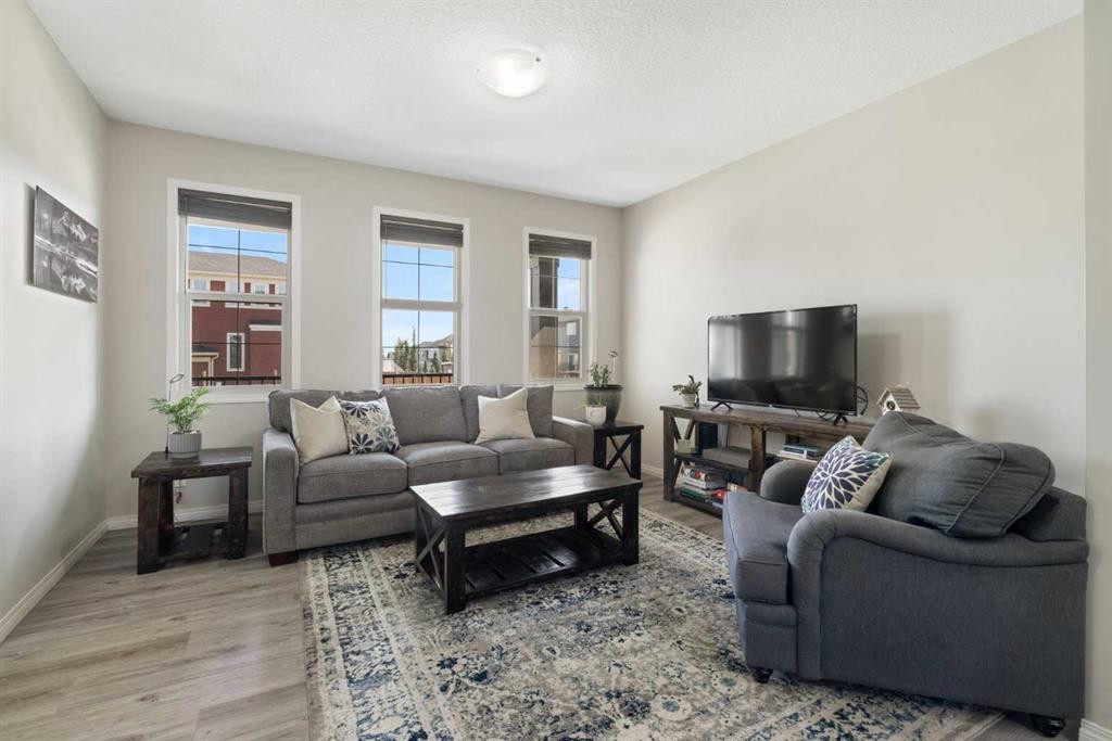 211 Evanscrest Way Nw, Calgary, AB - Indoor Photo Showing Living Room