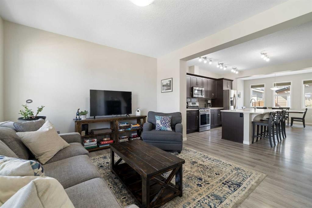 211 Evanscrest Way Nw, Calgary, AB - Indoor Photo Showing Living Room