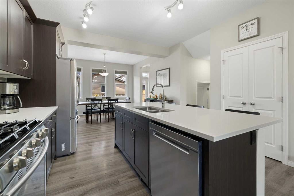 211 Evanscrest Way Nw, Calgary, AB - Indoor Photo Showing Kitchen With Double Sink