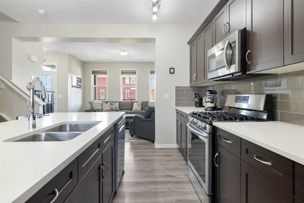 211 Evanscrest Way Nw, Calgary, AB - Indoor Photo Showing Kitchen With Double Sink With Upgraded Kitchen