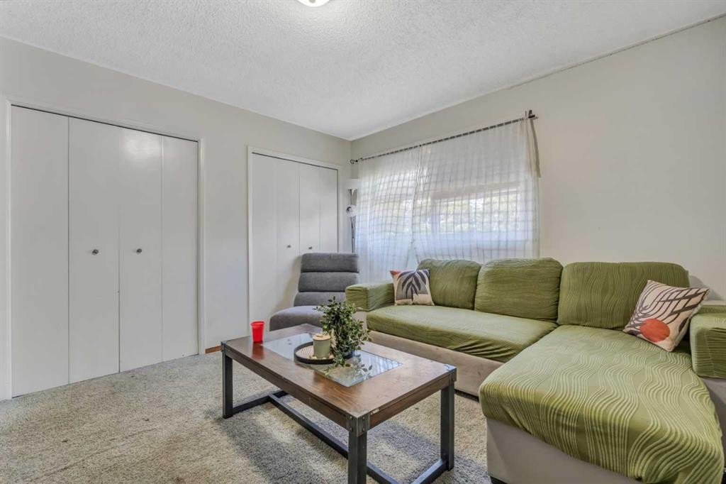 4771 Rundlehorn Drive Ne, Calgary, AB - Indoor Photo Showing Living Room