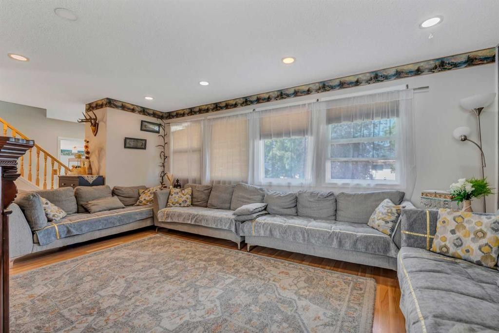 4771 Rundlehorn Drive Ne, Calgary, AB - Indoor Photo Showing Living Room