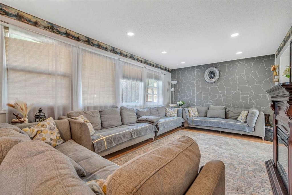 4771 Rundlehorn Drive Ne, Calgary, AB - Indoor Photo Showing Living Room