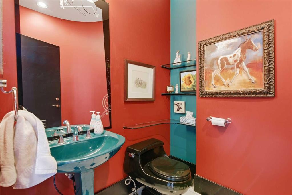 64 Patterson Mews Sw, Calgary, AB - Indoor Photo Showing Bathroom